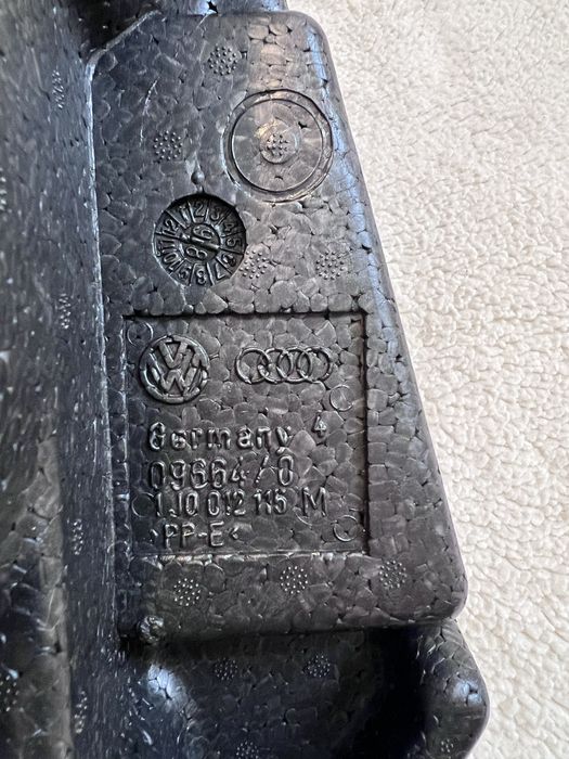 Acessorio/caixa de ferramentas para colocar dentro pneu suplente