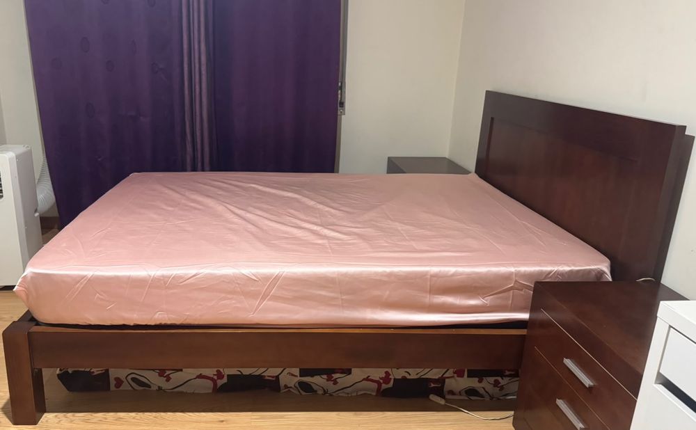 cama de casal com dois criados de madeira