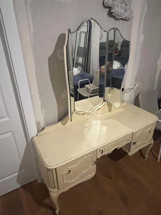 Urocza toaletka z pięknymi lustrami