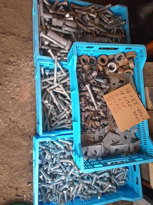 Болти гайки на вагу. Великі розміри