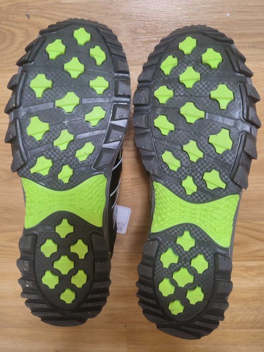 Продам новые кроссовки Avic