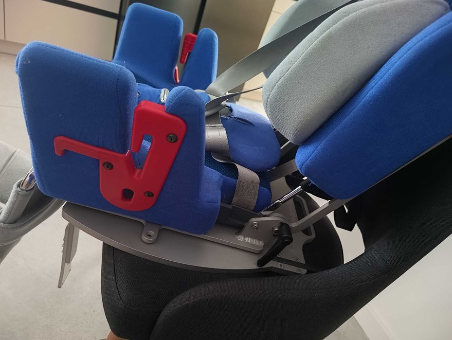 Sprzedam fotelik samochodowy z bazą obrotową