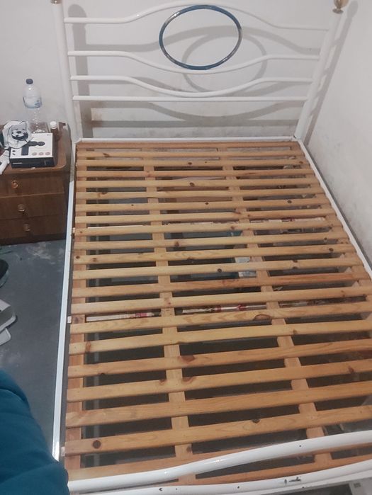 Cama à venda, sem colchão.