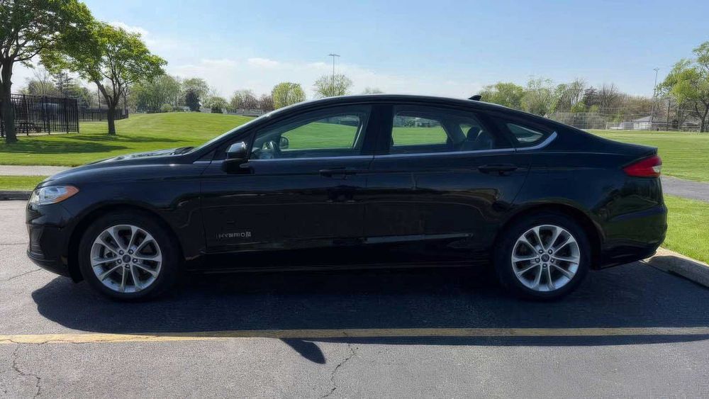 Ford Fusion Titanium Hybrid      2019