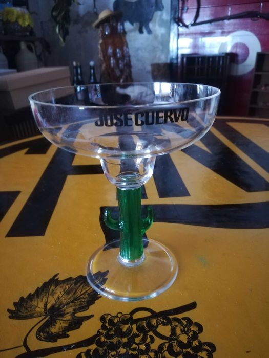 copos de diversas marcas de bebidas