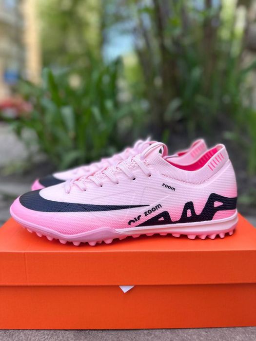 Бутси, сороканіжки і футзалки