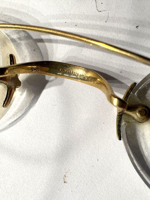Antigos óculos Stevens & Co flexibles dourados com graduação  forte