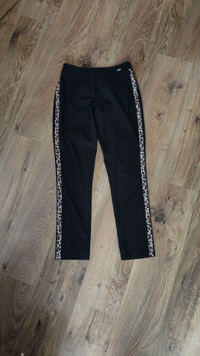 Spodnie materiałowe z lampasem Guess