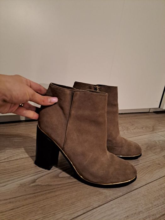 Skórzane beżowe botki Reserved 40