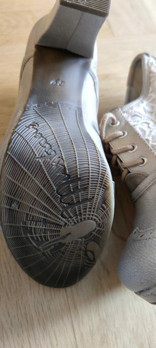 Buty jesienne haft kwiaty mustang skóra 39