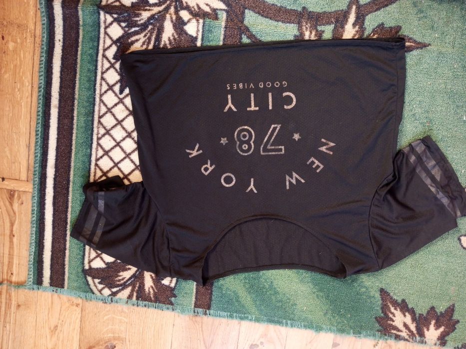 Продам футболку коротеньку.