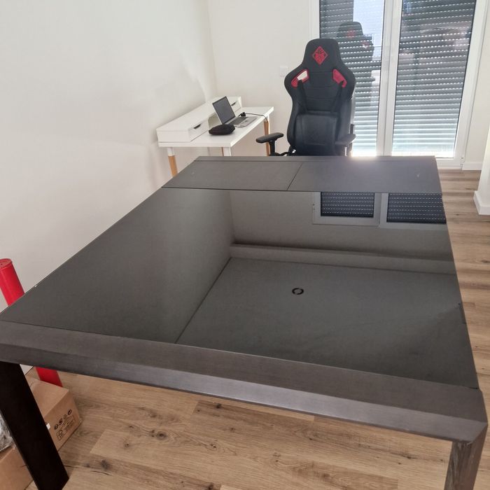 Mesa de madeira e vidro