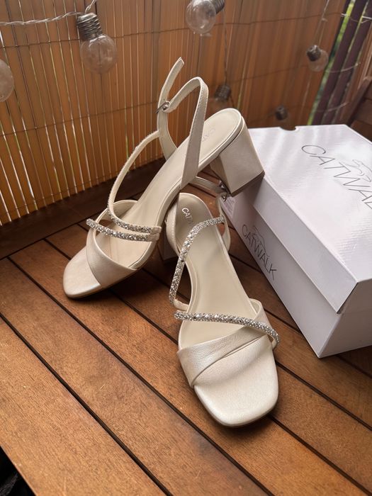 Nowe błyszczące białe sandałki na obcasie 39 Catwalk