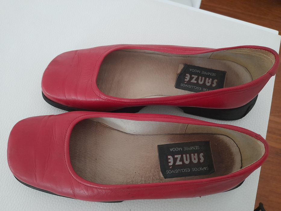 Sapatos vermelhos pele