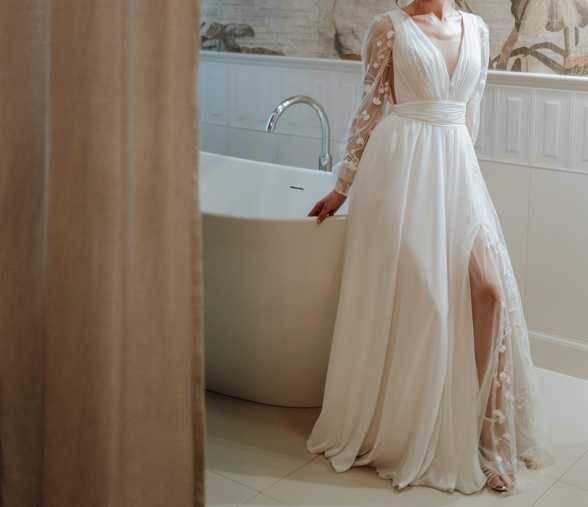 Suknia ślubna z ozdobnymi rękawami i rozcięciem - Lubin