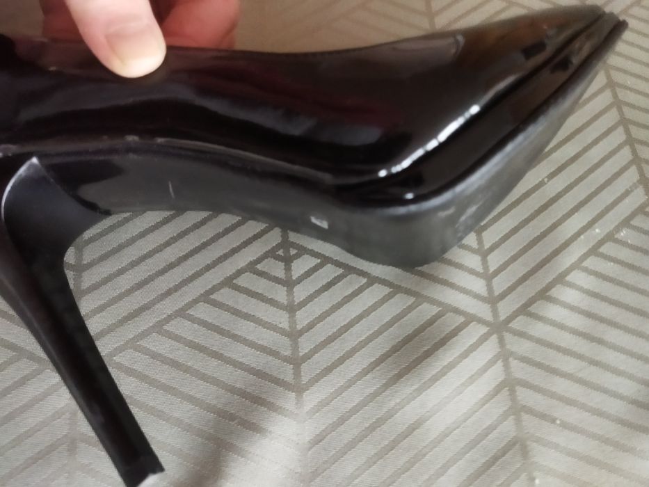 Czarne lakierowane szpilki 37