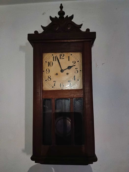 Relógio antigo de parede em madeira