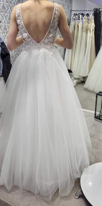 Suknia ślubna biała z elemantami 3d na gorsecie