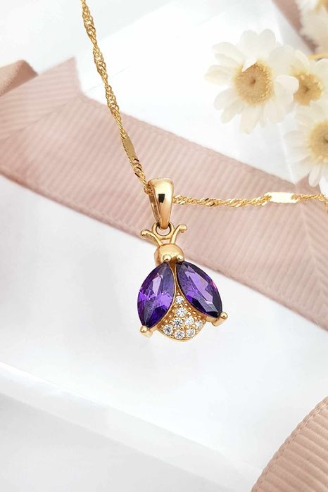 Złota zawieszka z kolorowymi kamieniami