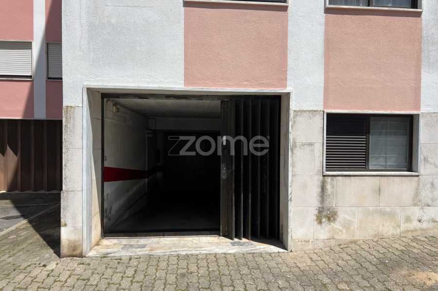 Arrenda-se Garagem (Box) com Luz natural - Queluz