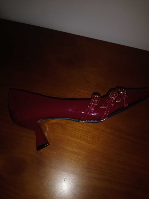 Sapatos bordeaux em verniz