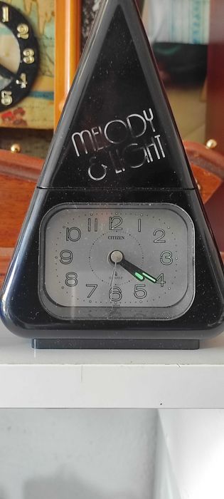 Despertador com lâmpada e música