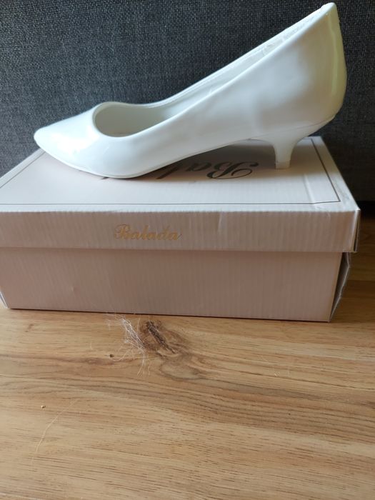 Sprzedam buty biale rozmiar 38