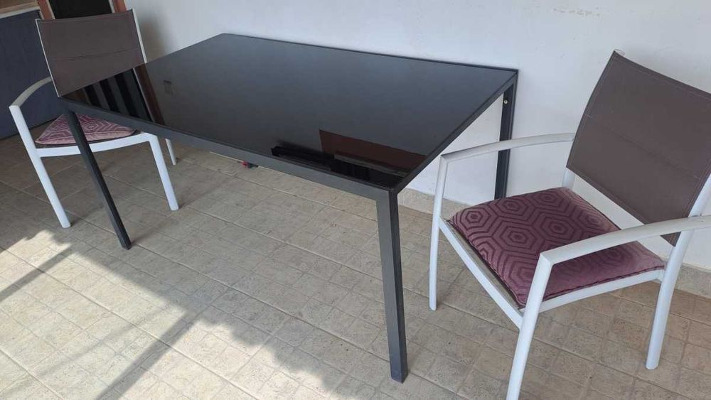 Mesa de vidro preta e 4 cadeiras