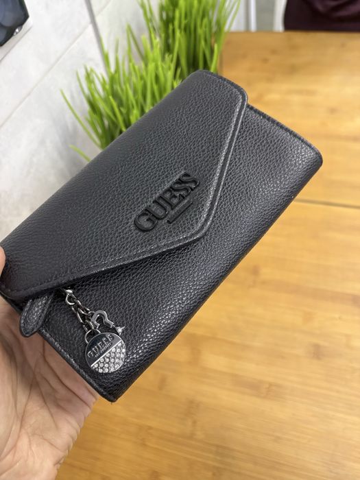 Piekny  portfel Guess