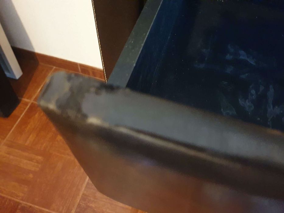 Cómoda em pele falsa