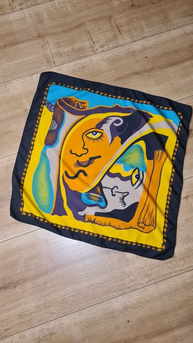 Chusta w stylu Salvador Dali.  Twarz. Wąs.