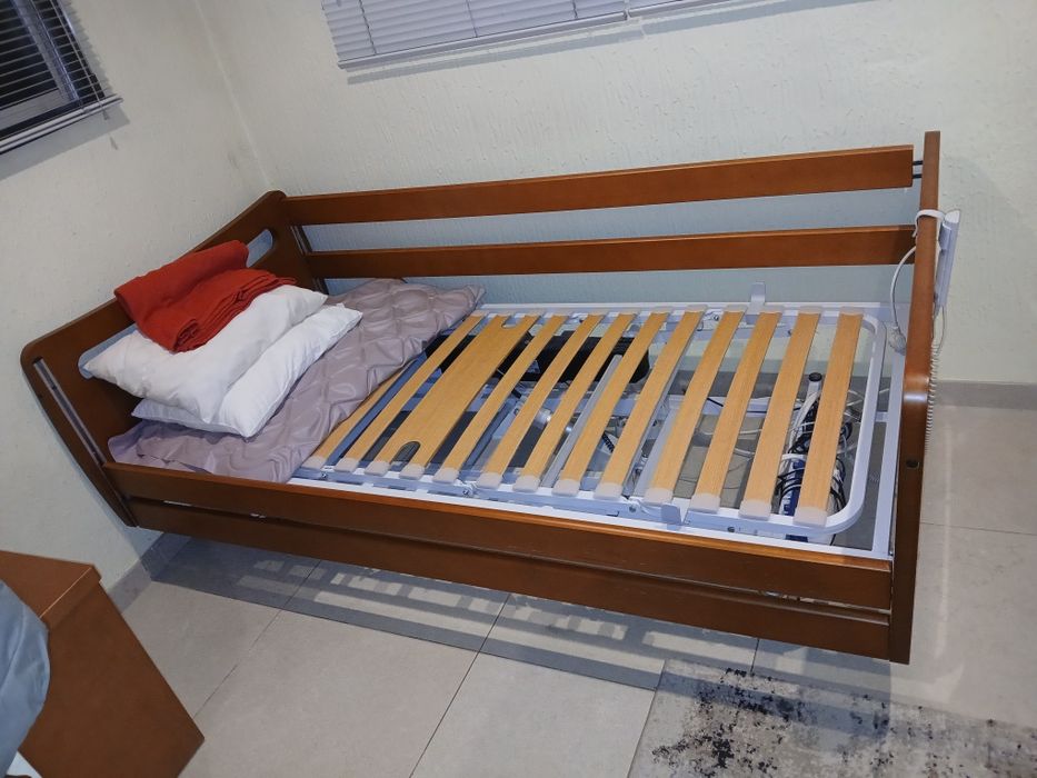 Cama articulada com colchão anti escaras e colchão normal