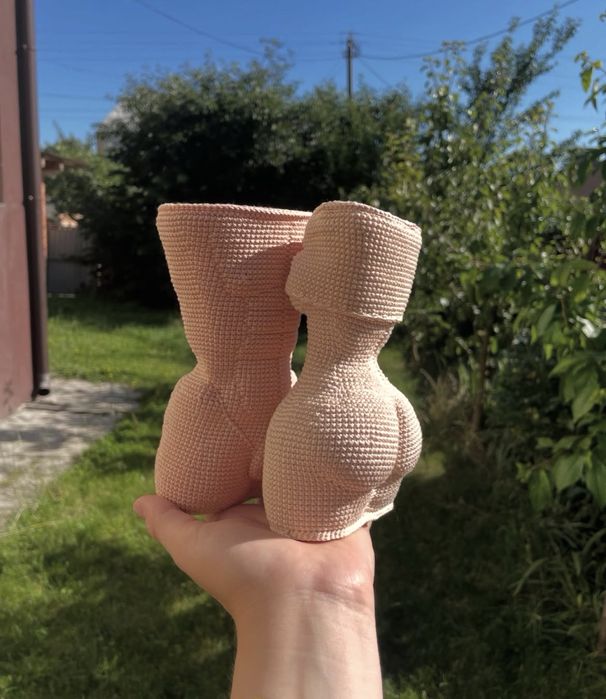 Жіноча фігура, чоловіча фігура звʼязані гачком