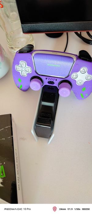 Vendo ou troco Ps5  com 5 jogos inclusos , 1 comando e um suporte carregador Sony