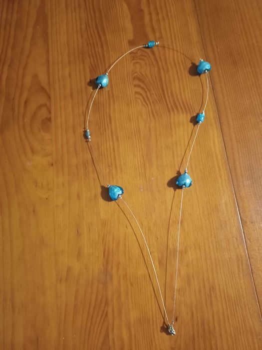 Colar com aplicações em forma de coração