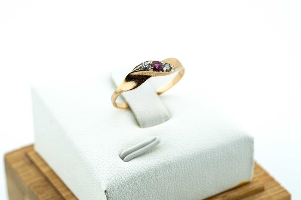 Pierścionek w stylu vintage złoto 583 różowe oczko jak rubinek