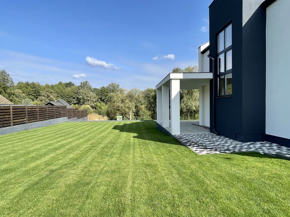 Будинок з терасою біля озера неподалік Бучанського парку