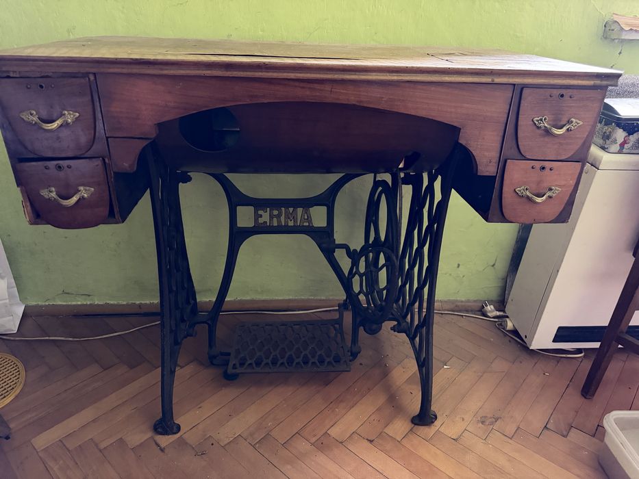 Zabytkowa maszyna do szycia ERMA
