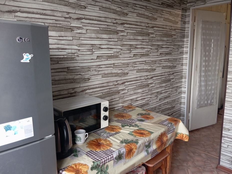 Продам 2-кімнатну квартиру + гараж з сараєм у Побузькому