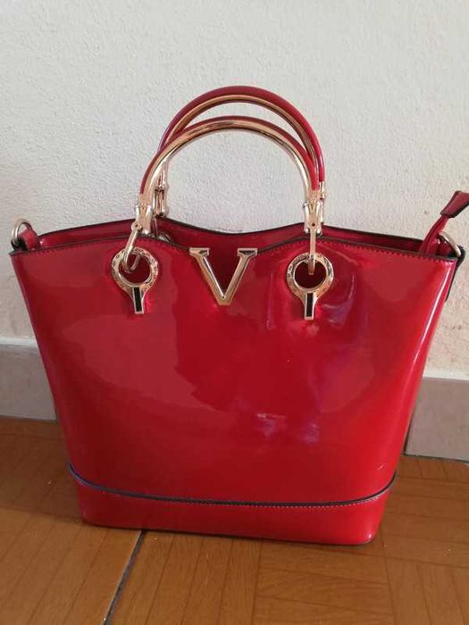 Acessório de moda. Mala vermelha.