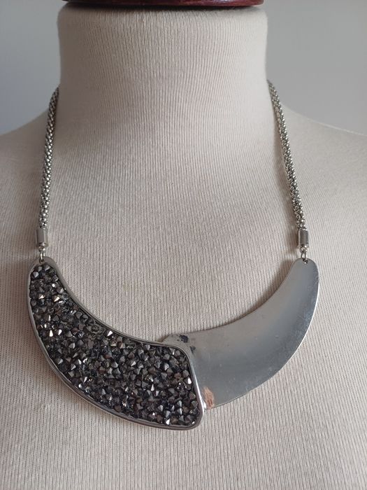 Colar curto com placa