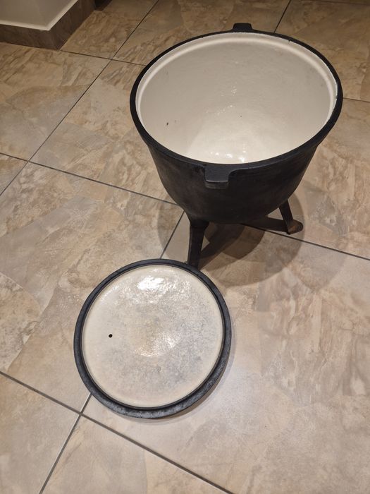 Kociolek zeliwny emaliowany