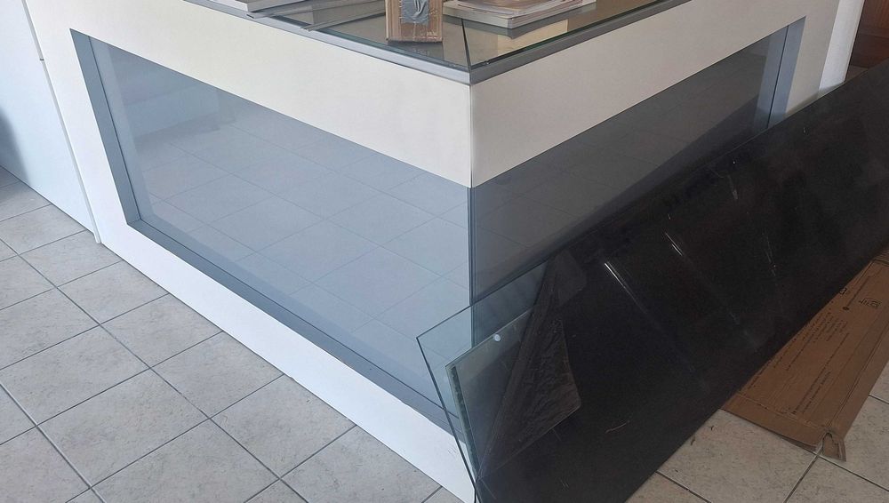 Vendo balcão de loja, do formato L, com as medidas 2x2metros com 1,15metros de altura. Com vidros e modulo de gavetas.