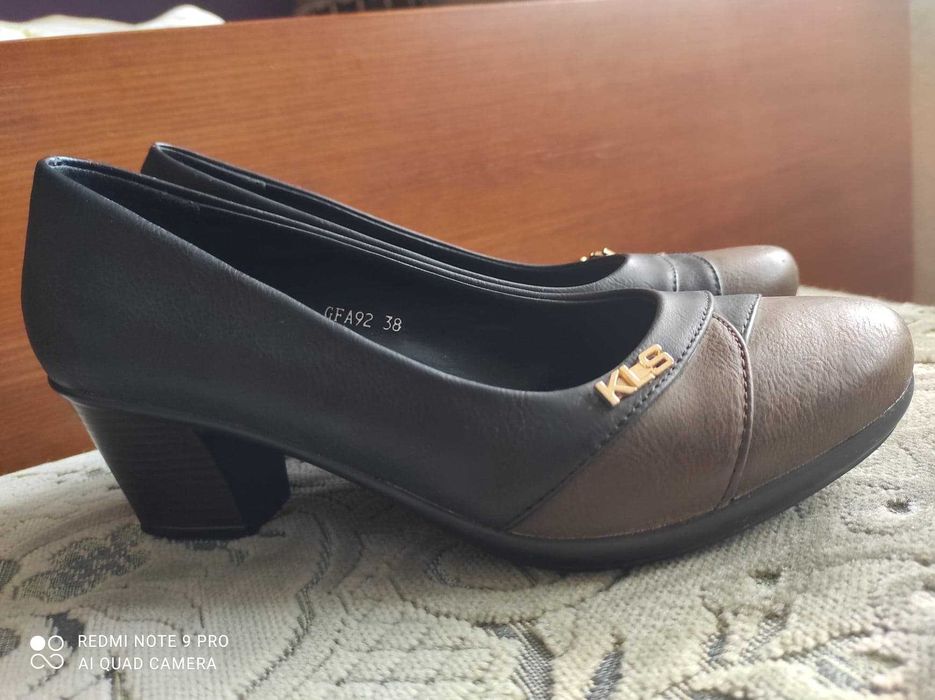 Brązowo-granatowe buty na stabilnym słupku