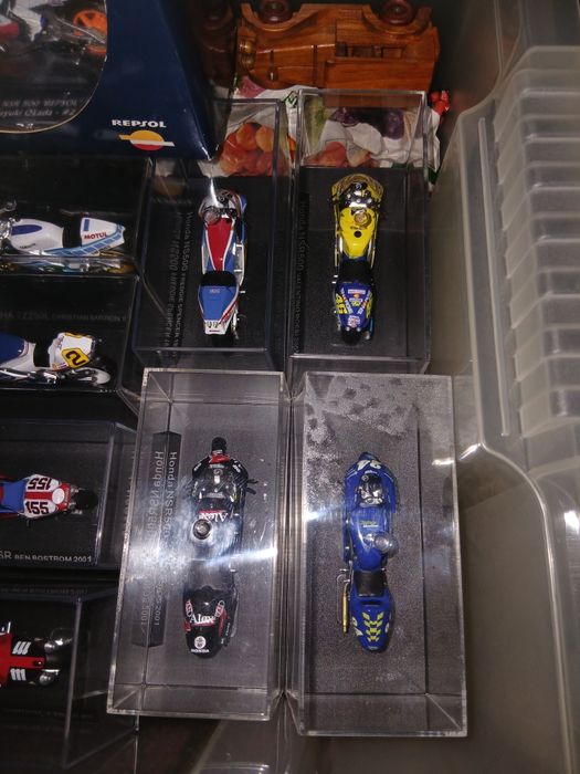 Motas em miniatura no acrilico