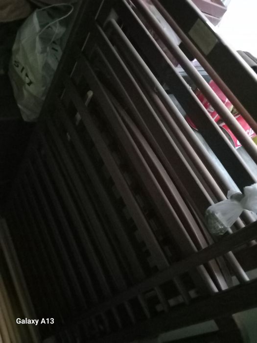 Cama de bebé com marcas de uso