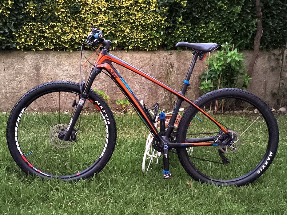 Bicicleta BTT KTM em Carbono