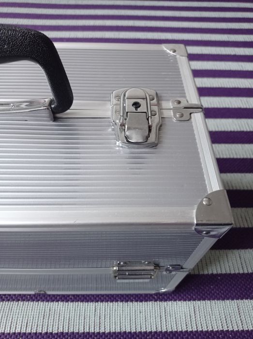 Metalowy kuferek dla wizażystki jak nowy skrzynka na narzędzia