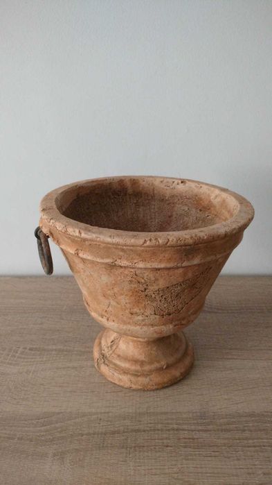 Pote decorativo em terracota, com argolas de ferro