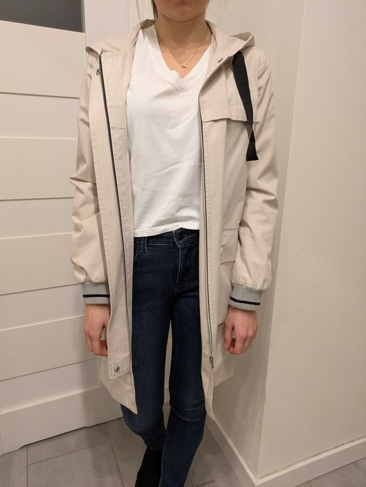 Beżowy trencz damski